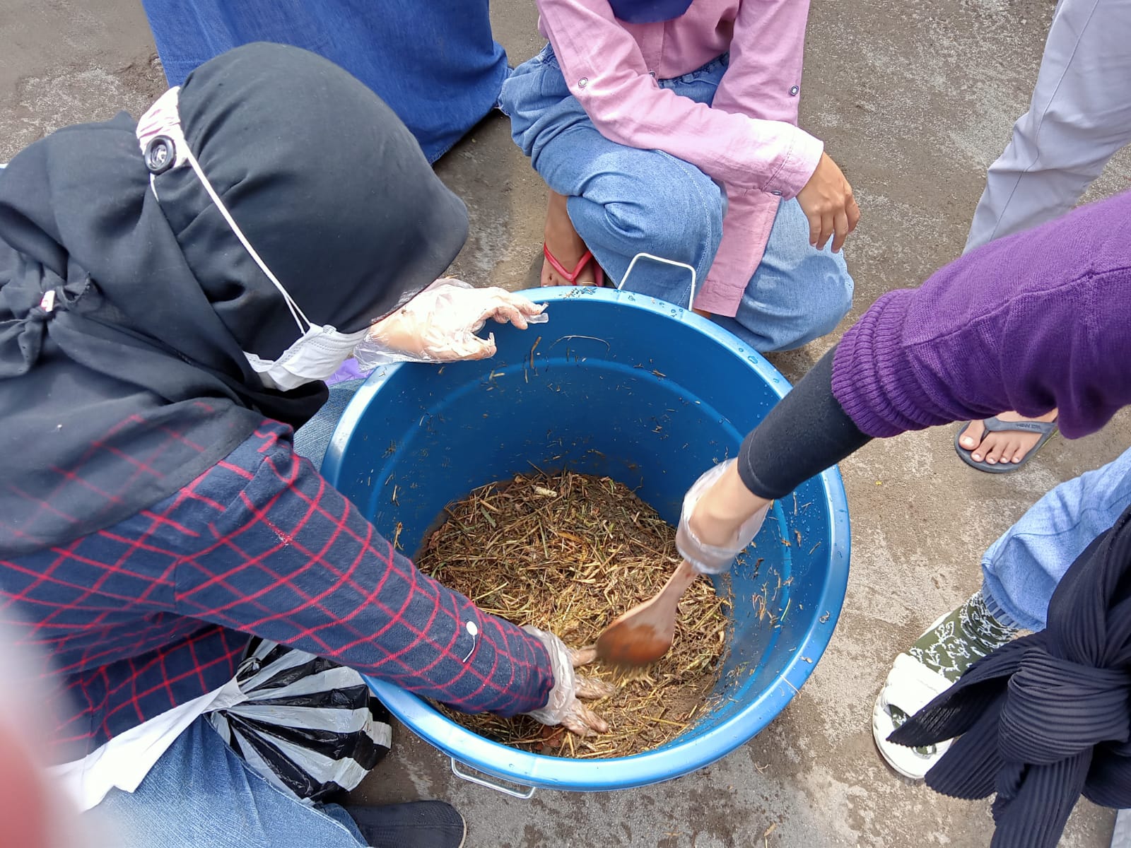 Mahasiswa UNS saat praktek membuat kompos dari limbah sayuran