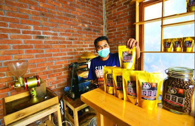 Nur Rokhmat Sholeh Petani kopi lereng sumbing Magelang yang sukses meski difabel