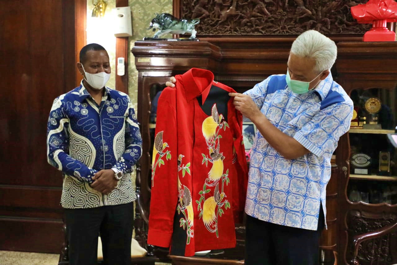 Rektor Universitas Cendrawasih Papua memberikan batik khas kepada Ganjar Pranowo