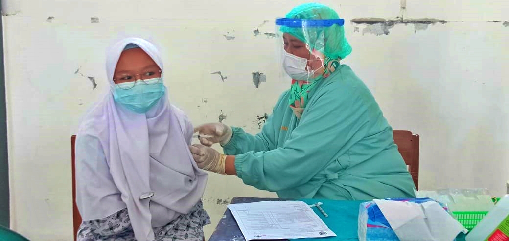 Salah seorang santriwati di Pondok Pesantren Islam Al Iman Muntilan saat menerima suntuk vaksin