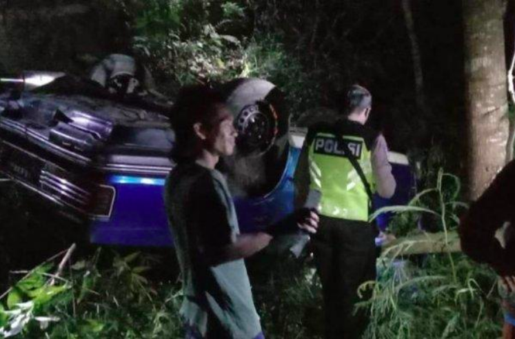 RINGSEK: Polisi dibantu warga melakukan evakuasi mobil sedan terguling di jurang daerah Sleman Jogjakarta, Kamis (2/9) malam. (foto: ist)