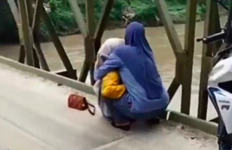 DRAMATIS: Warga berhasil menyelamatkan nyawa seorang wanita yang hendak terjun dari atas jembatan. (foto:ilustrasi/ist)