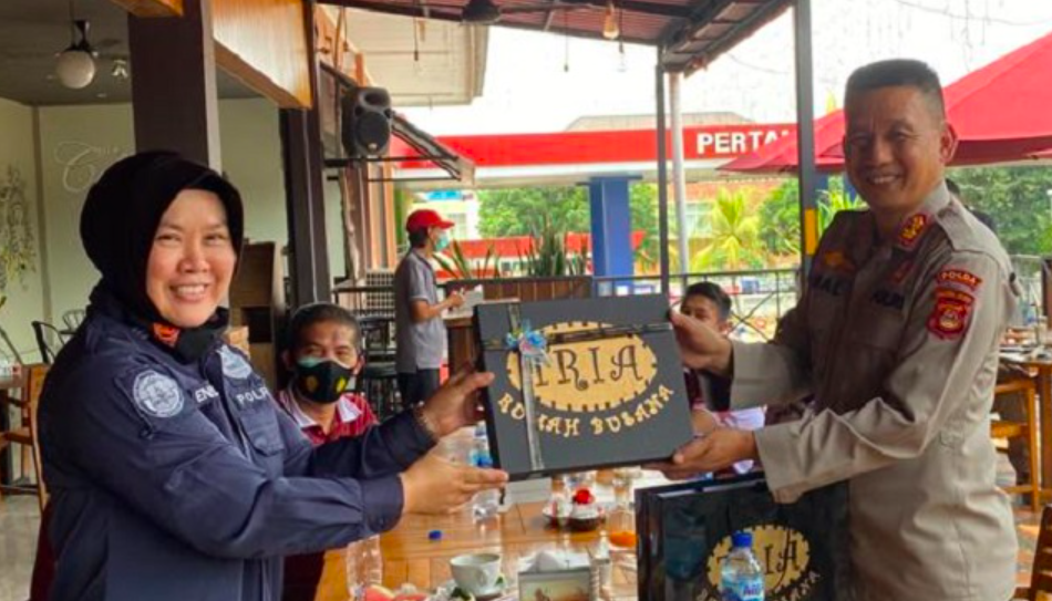 HARU: AKP Endang Umi Kartini saat menerima kenang-kenangan dari pejabat utama Polda Sumsel. (foto: ist)