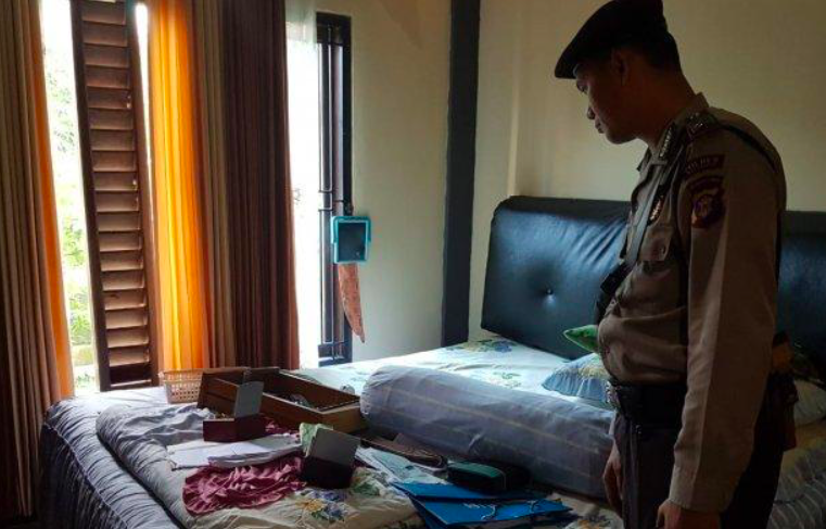 ACAK-ACAKAN: Polisi melakukan olah TKP di rumah korban pencurian emas dan uang. (foto: ist)