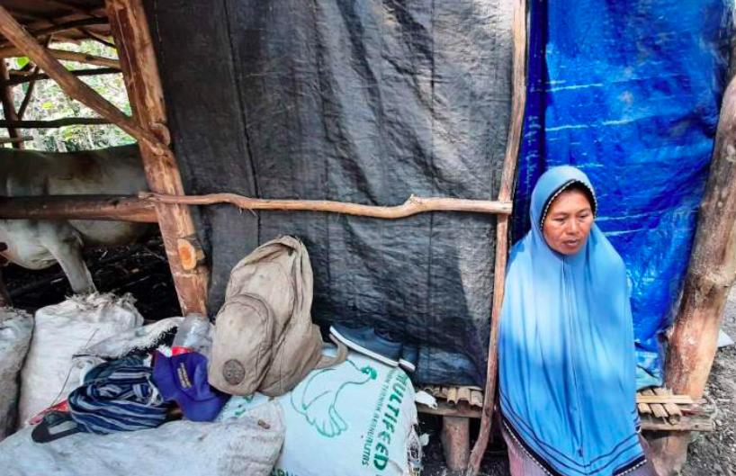 TAK LAYAK: Istri Ngadiono di rumah yang menyatu dengan kandang ternak sapi an kambing. (foto: ist)