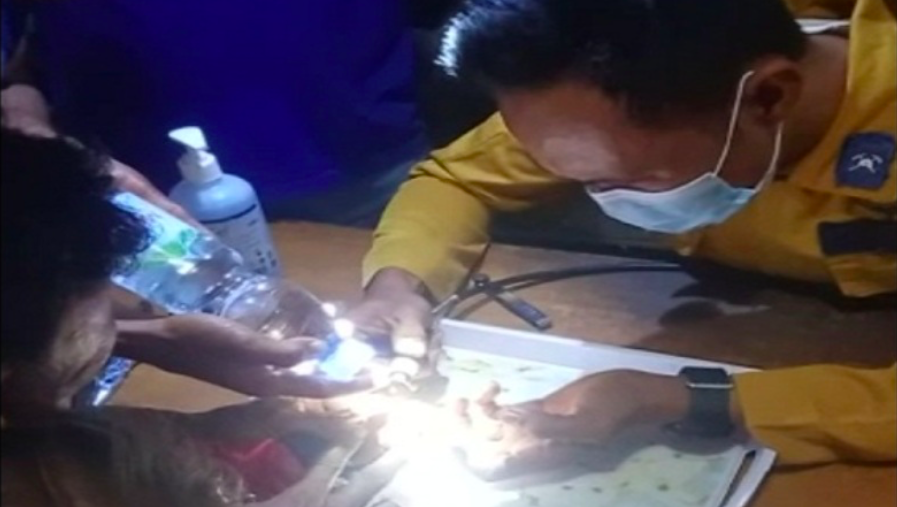 DRAMATIS: Petugas damkar memotong cincin yang melingkar di jari bocah empat tahun. (foto: ist)