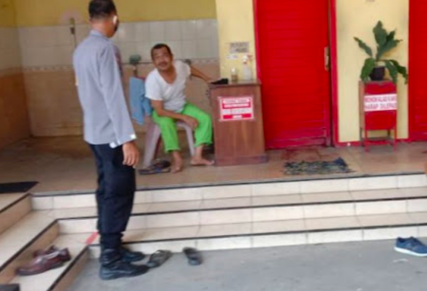 KOTAK UANG: Petugas SPBU berjaga di depan toilet. (foto: ist)