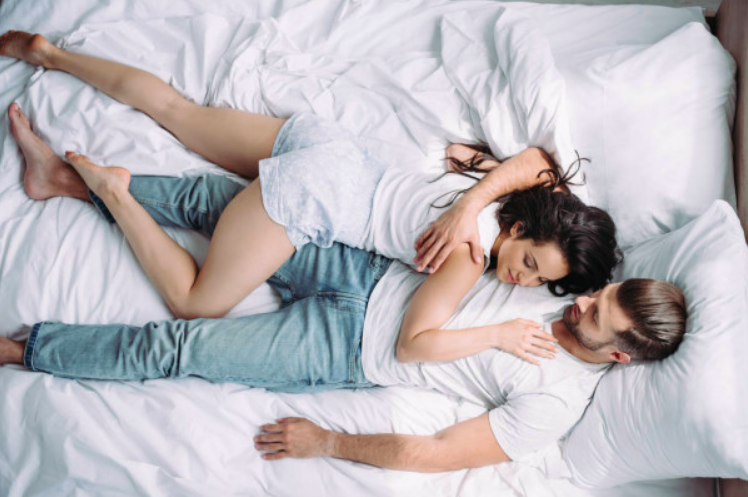 ROMANTIS: Pasangan suami istri mengantuk usai seharian bekerja dan mengurus anak. (foto: ilustrasi/ist)