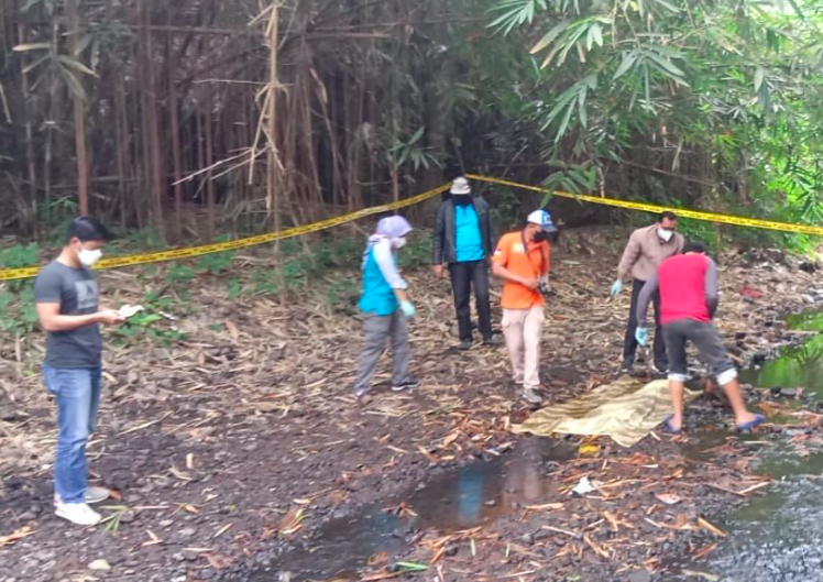GEGER: Korban diselimuti kain saat polisi melakukan olah TKP di tepi sungai Nyoho Dusun Jetis RT05 RW014 Caturharjo Sleman. (foto: dok/humas polsek sleman)