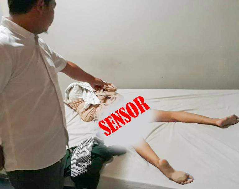 NYARIS TELANJANG: Polisi melakukan olah TKP kasus penemuan janda meninggal di rumah kontrakan. (foto: ilustrasi/ist)