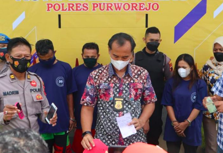 DALANG: YL (kanan belakang) bersama teman-temannya diamankan polisi atas kasus dugaan penipuan. (foto: ist)