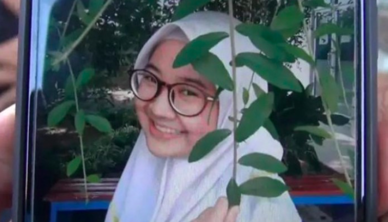 HUSNULKHATIMAH: Orang tua korban menunjukkan foto DV, 20, semasa hidupnya di galeri telepon selularnya. (foto: ist)