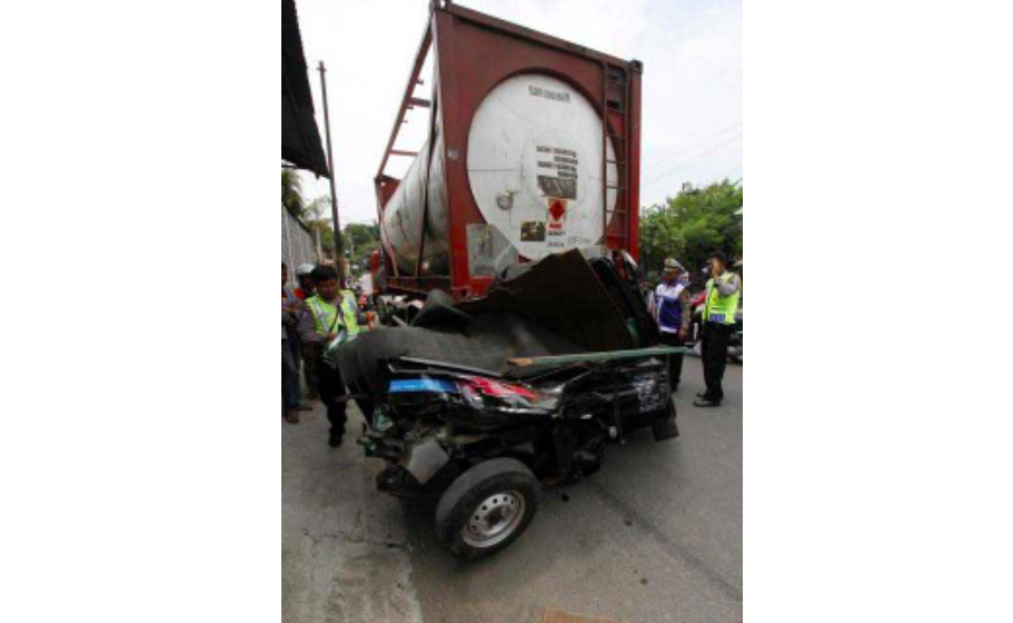 KECELAKAAN: Truk tangki menabrak mobil dan motor hingga gepeng. (foto: ilustrasi/ist)