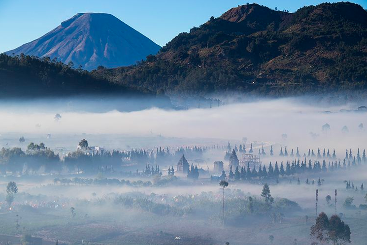 SYAHDU: Kawasan Candi Arjuna Dieng berselimut kabut di pagi hari. (foto: ist)
