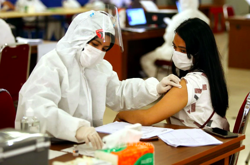 ANTUSIAS: Sebanyak 274 orang mengikuti program vaksinasi massal di Polres Magelang pada Sabtu, (11/9). (foto: ist)