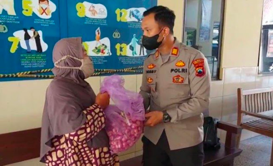 PILU: Nenek S, 60, bersama barang bukti tiga kilogram bawang merah. (foto:ist)