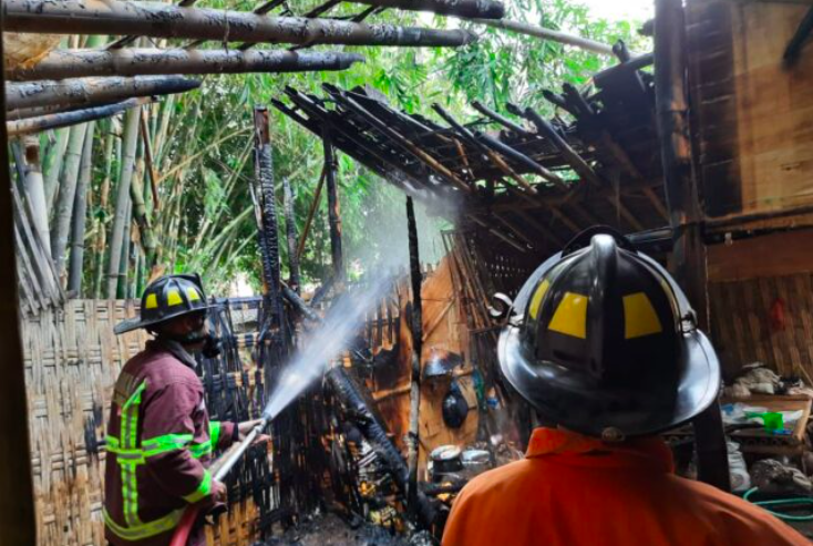 JIBAKU: Petugas Damkar Kabupaten Magelang berusaha memadamkan api yang membakar sebuah rumah di Tempuran. (foto: ist)