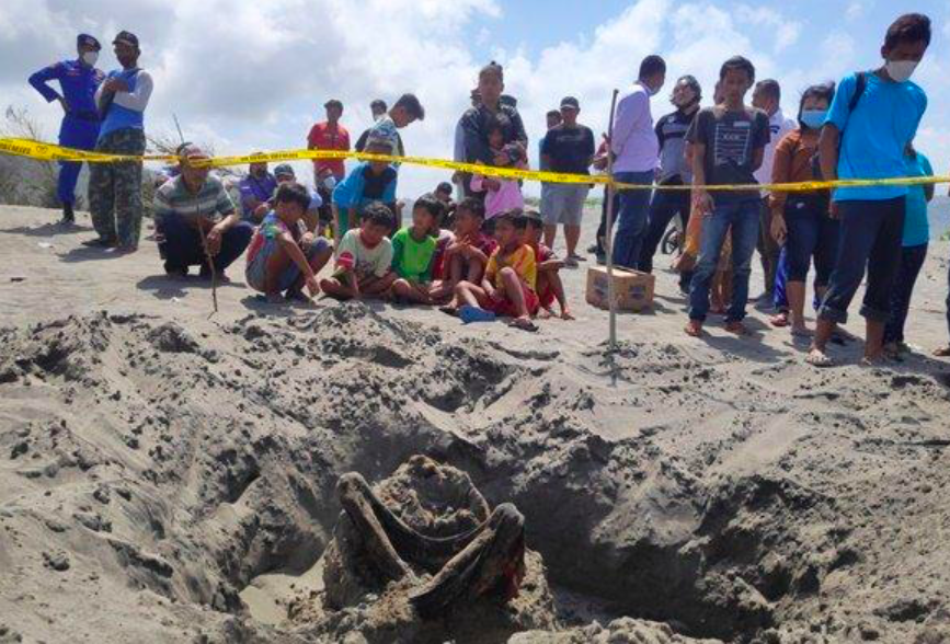 TOPO PENDEM: Penemuan kerangka manusia alias jerangkong di Pantai Parangkusumo Jogjakarta menggegerkan warga dan wisatawan. (foto: ist)