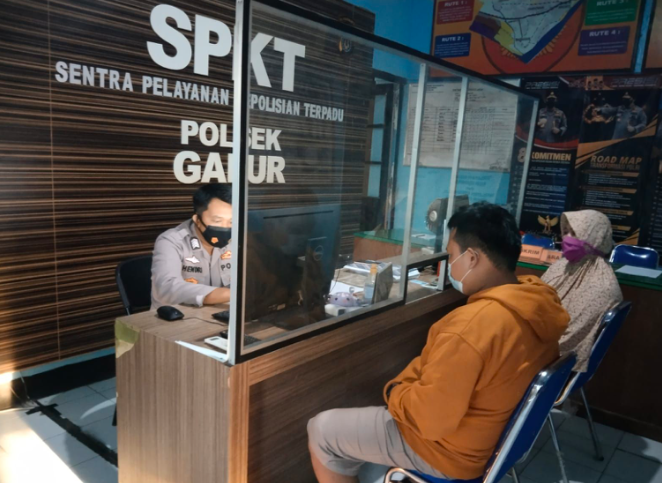 DINAKALI: Korban didampingi orang tuanya melapor ke kantor polisi. (foto: dok humas polres kulon progo)