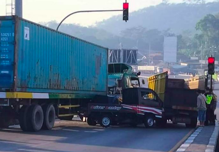 DIDUGA REM BLONG: Truk Trailer menabrak beberapa mobil dan motor di Exit Tol Bawen, Rabu (22/9). (foto: ist)