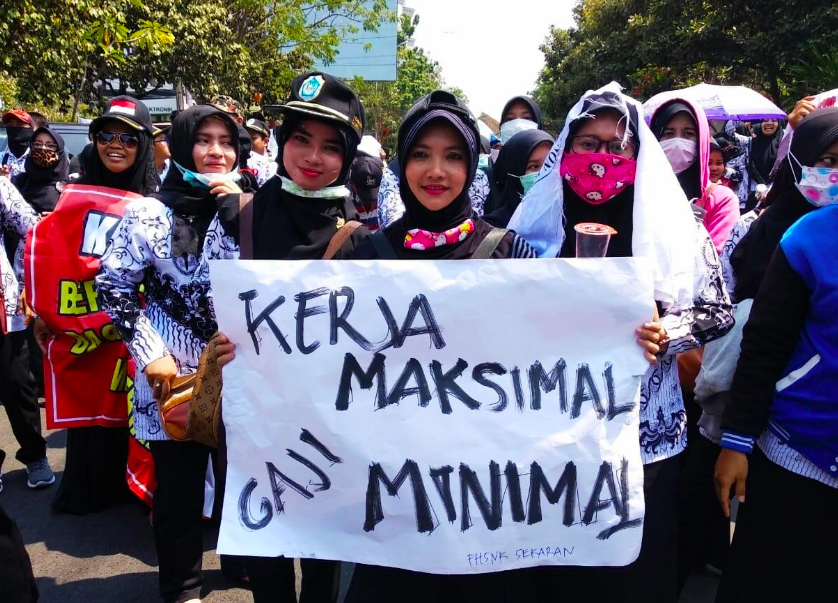 UPAH DI BAWAH UMR: Guru honorer menyampaikan aspirasi agar diangkat menjadi pegawai negeri. (foto: ist)