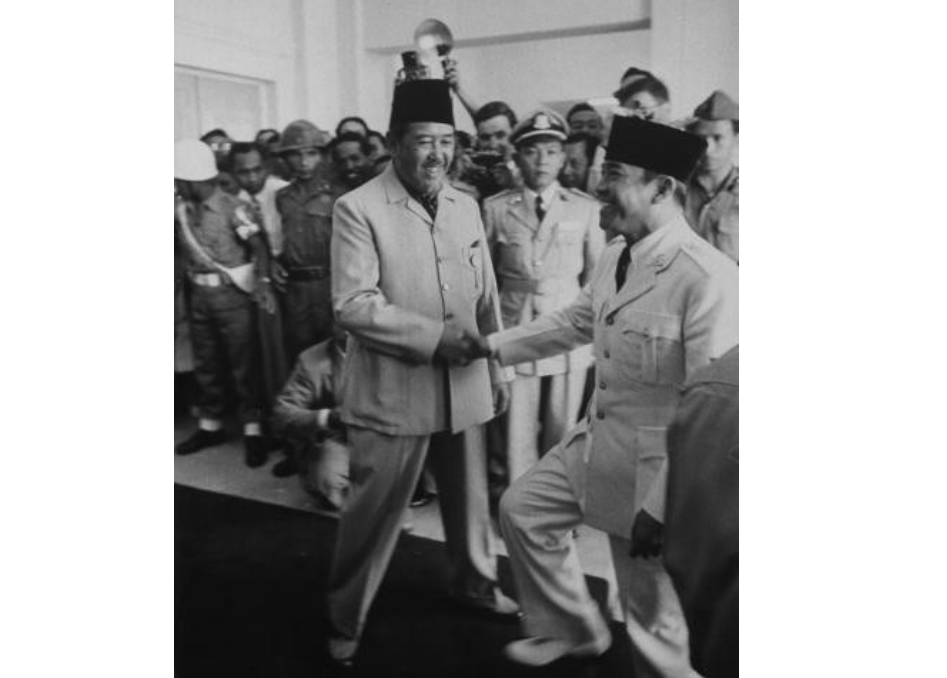 WONG GRABAG: Perdana Menteri Indonesia ke-8 Ali Sastroamidjojo bersama Presiden Ir Soekarno. (foto: ist)