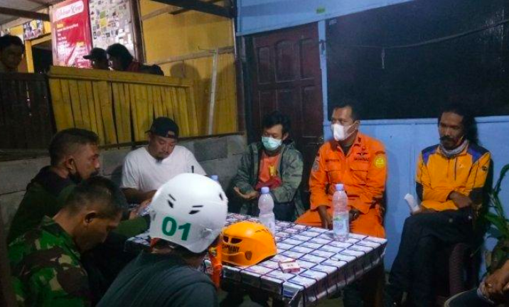 SAR dan relawan berkoorinasi untuk mencari warga Sleman Jogjakarta yang hilang. (foto: ist)