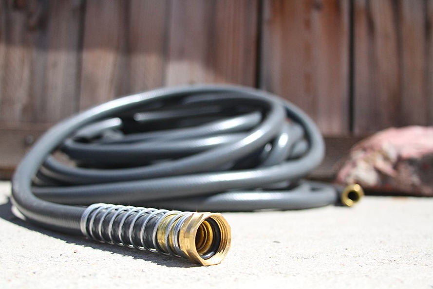 FANTASI: Tersangka R, 52, memasukkan keran besi dari selang air ke alat vital korban, VAP, 7, hingga berdarah. (gambar: ilustrasi)