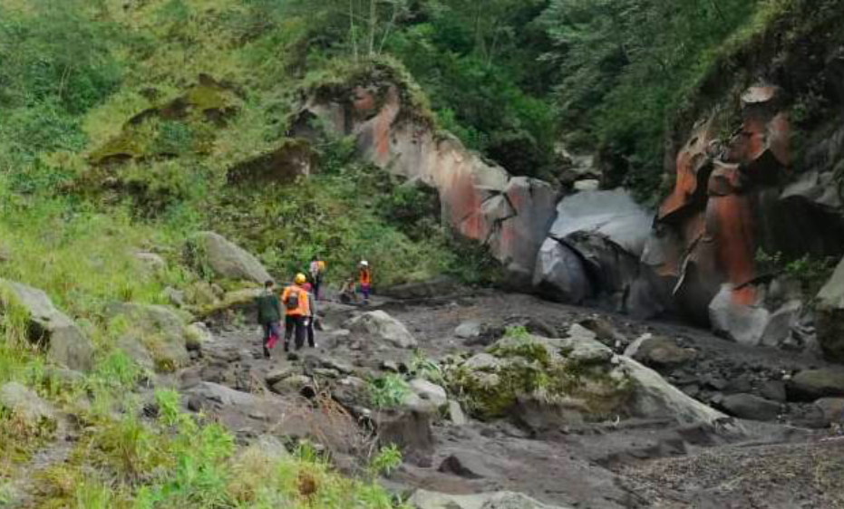 Tim SAR Gabungan melakukan pencarian Selomiyo, 35, di KRB 3 Merapi. (foto: ist)