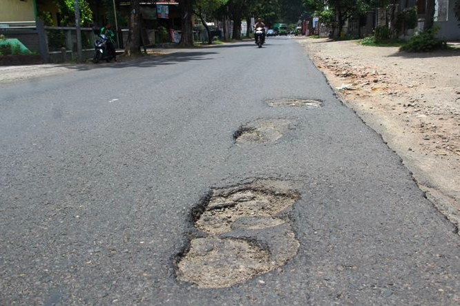 BARU DIPERBAIKI: Jalan Penghubung Windusari Magelang -Temanggung rusak parah . (foto: ilustrasi/ist)
