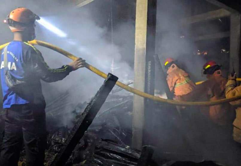 MUSIBAH: Rumah dan kendang sapi milik Siswardi ludes terbakar. (foto: ist)