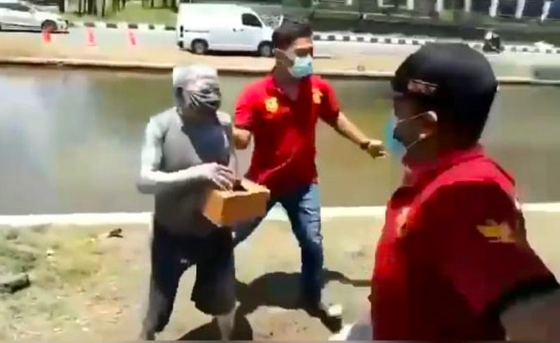 MIRIS: Satpol PP Kota Semarang mengamankan manusia silver yang ternyata identitasnya merupakan purnawirawan polri. (foto: ist)