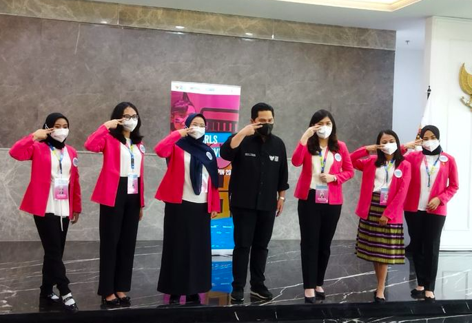 BERPRESTASI: Menteri BUMN Erick Thohir diapit enam perempuan muda program #GirlsTakeOver 2021 untuk menjadi Menteri BUMN dan petinggi perusahaan negara. (foto: ist)