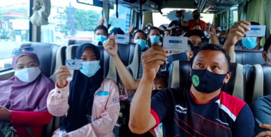 LOLOS: Penumpang bus pariwisata menunjukkan kartu vaksin. (gambar: ist)