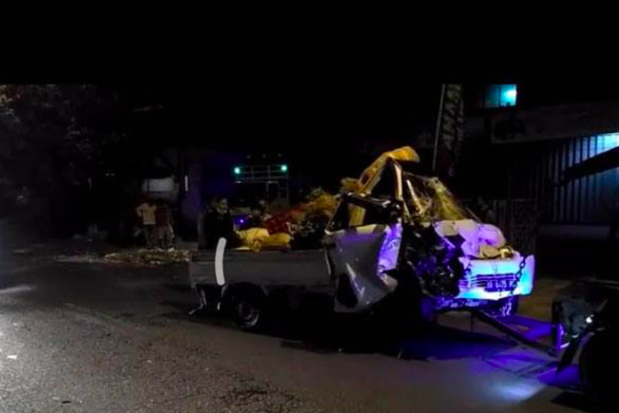 GEPENG: Mobil pikap pengangkut sayur hancur setelah terlibat kecelakaan dengan truk di Jalan Magelang. (foto: ist)
