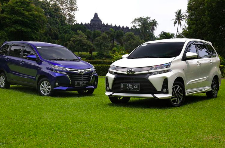 SEJUTA UMAT: Toyota Avanza vs Daihatsu Xenia dengan latar Candi Borobudur di Kabupaten Magelang. (foto: ist)