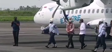 Jokowi dan Ganjar Tinjau Vaksinasi di Cilacap, Warga: Minta Foto Dong Pak