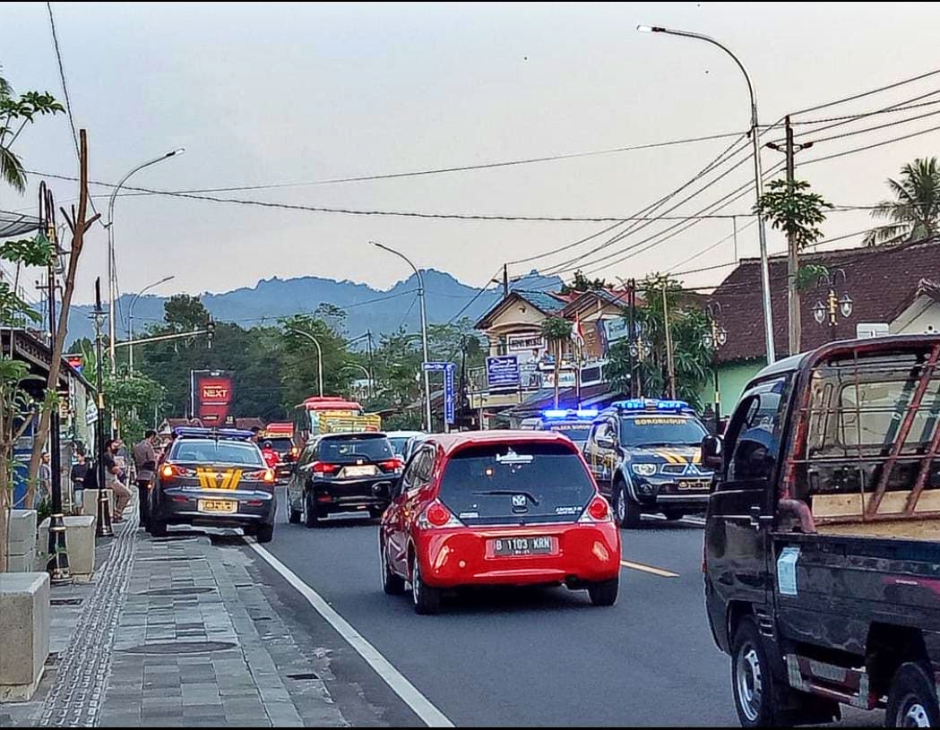 Sejumlah anggota kepolisian mengamankan pelajar membawa sajam yang diduga hendak tawuran
