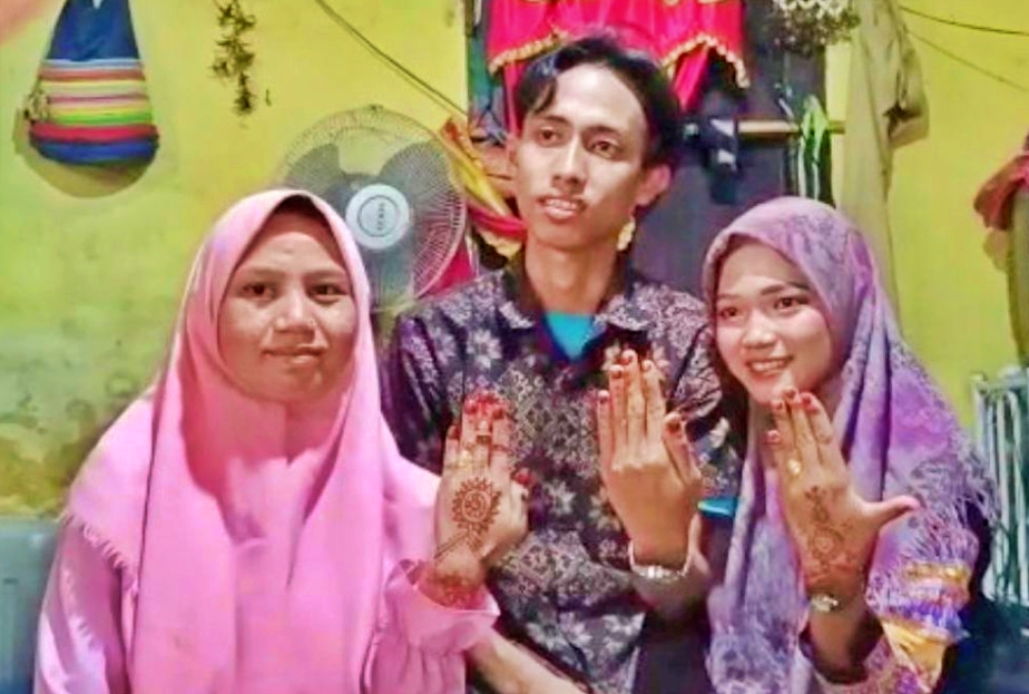 Seorang pria nikahi dua gadis bersamaan viral