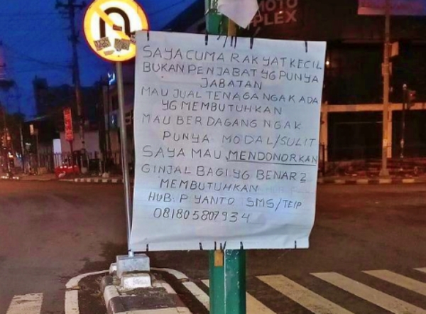 Spanduk dari seorang pria di jogja yang hendak jual ginjal