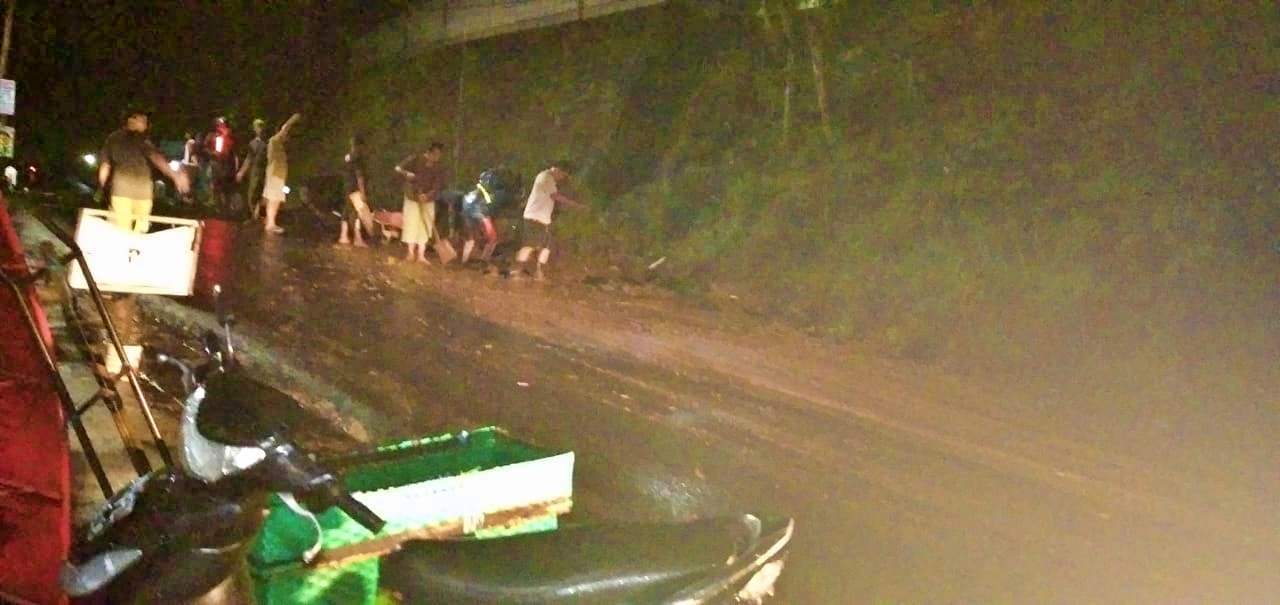 Tanah longsor di sebuah tebih di daerah Tempuran Magelang