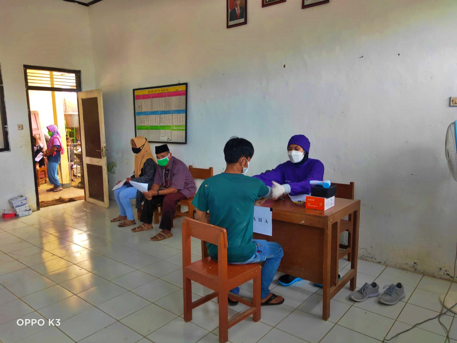 Warga di empat desa kawasan perbukitan tempuran magelang gelar vaksinasi di ruang kelas