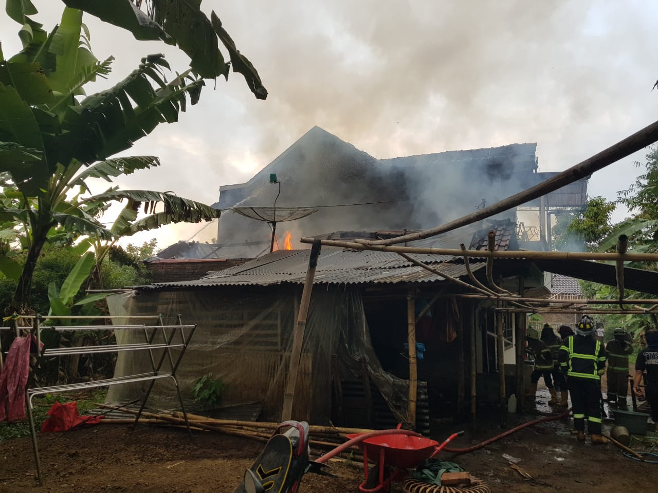 HANGUS: Rumah di Dusun Saratan 1 RT01 RW012, Kelurahan Sumberrejo, Kecamatan Mertoyudan, Kabupaten Magelang terbakar, Sabtu (4/9). (foto: han)