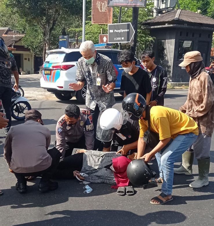 Kecelakaan di pertigaan Brojonalan Borobudur Magelang dan ternyata Gubernur Jateng Ganjar Pranowo sedang melintas kemudian berhenti untuk menolong, Rabu (8/9/2021). (foto: ist)