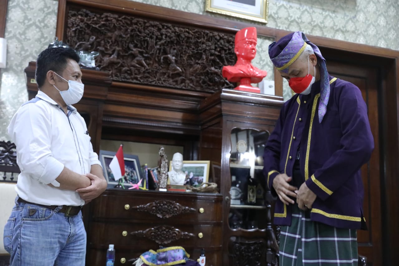 Dianggap Peduli Budaya, Ganjar Pranowo Terima Baju Adat dari Masyarakat Tobelo