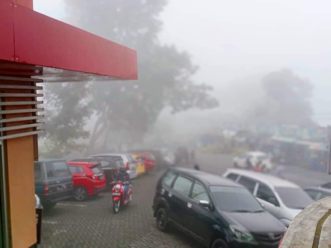 Meski Tutup, Wisatawan Penuhi Jalan Luar Wisata Ketep Pass