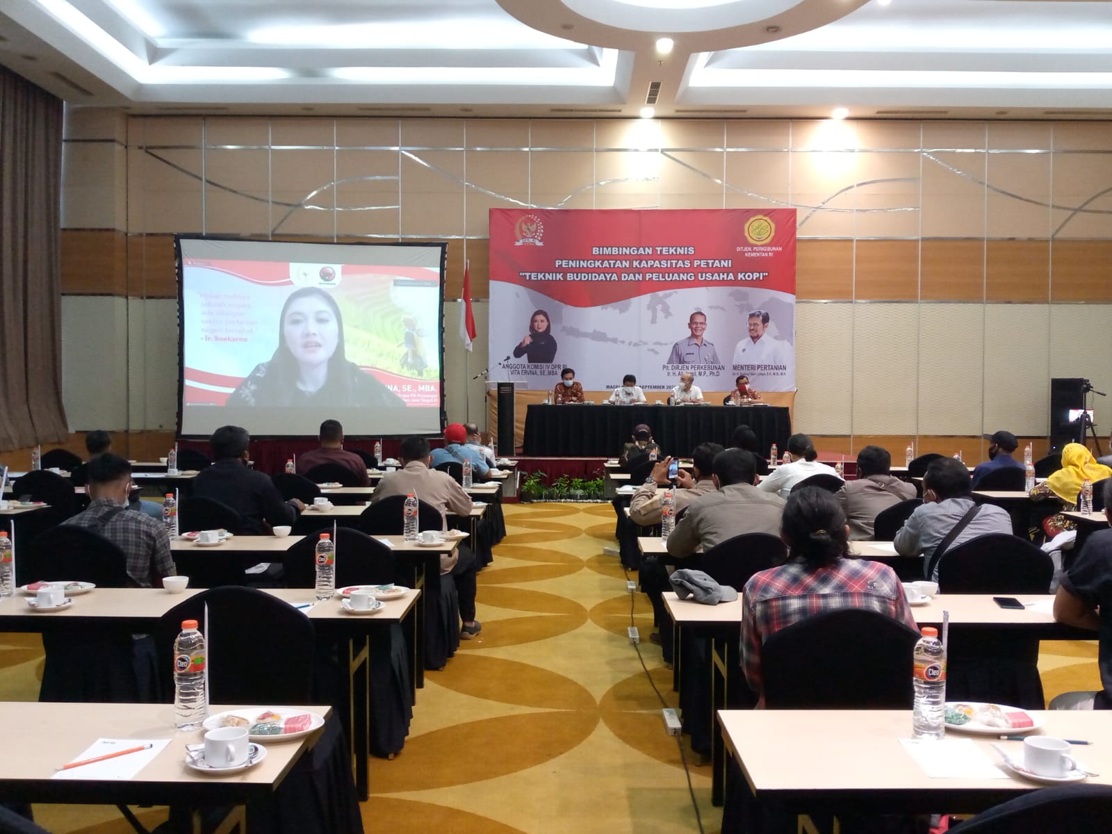 NGOPI: Vita Ervina saat memberikan pengantar bimbingan teknis Peningkatan Kapasitas Petani ’Teknik Budidaya dan Peluang Usaha Kopi’ di Magelang, Rabu (15/9). (foto: han)