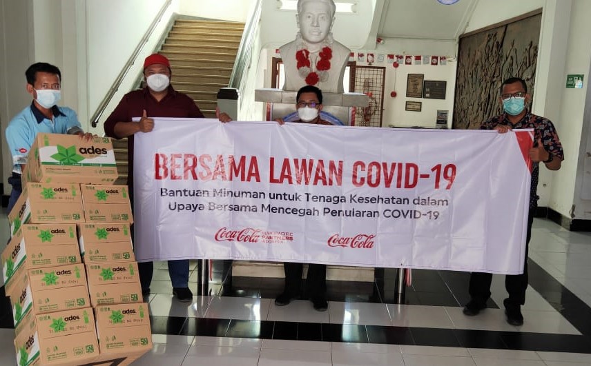 Peduli Covid-19, CCEP Indonesia Serahkan Bantuan Produk Minuman ke Nakes dan Relawan di Semarang