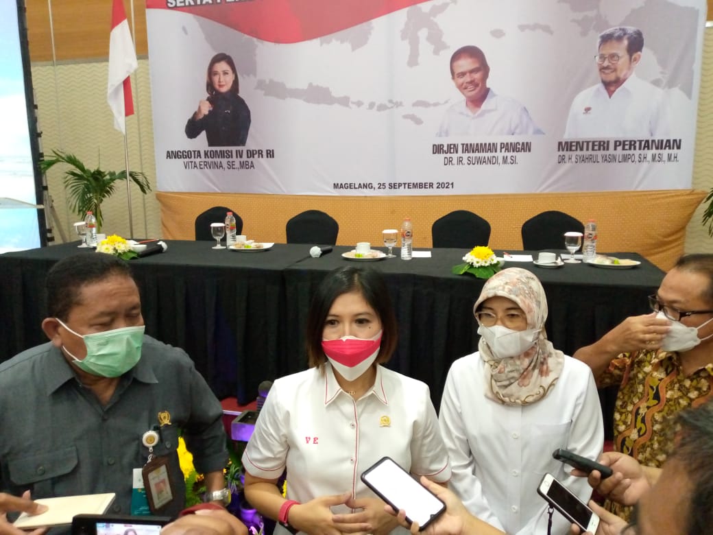 EKSPOR: Anggota Komisi IV DPR RI Vita Ervina SE MBA dalam Bimtek bertajuk ’Penggunaan Benih Tanaman Pangan Bermutu dan Budidaya serta Strategi Pemasaran Tanaman Porang’ di Hotel Atria Magelang, Sabtu (25/9). (foto: han)