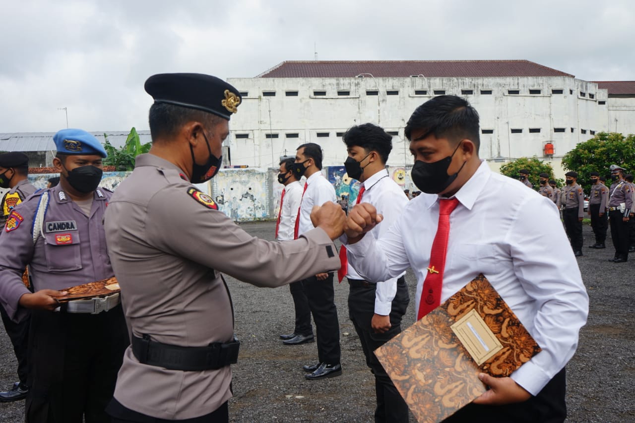 TELADAN: Wakapolres Magelang Kota Kompol Supriyadi menyerahkan reward kepada anggota berprestasi. (foto: dok. humas polres magelang kota)